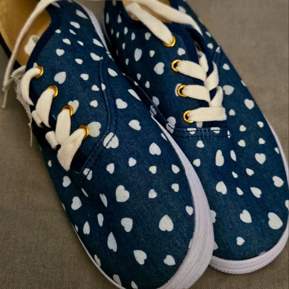 American Eagle blue canvas style shoes with white printed hearts size 3 and 1/2